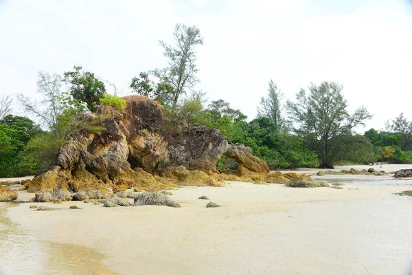 Plage tropicale à Payam Island Mer d'Andaman Thaïlande . — Photo