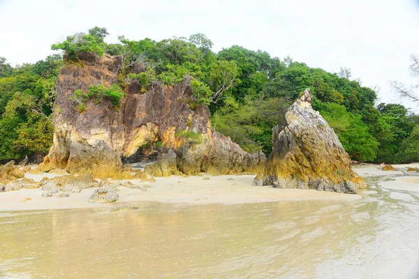 Plage tropicale à Payam Island Mer d'Andaman Thaïlande . — Photo