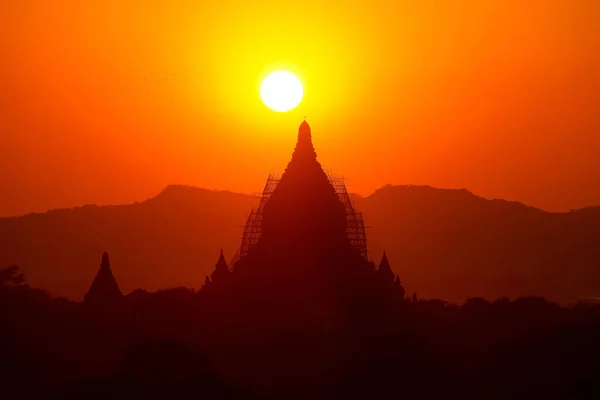 Balão de ar quente sobre a planície de Bagan na manhã enevoada, Mianmar — Fotografia de Stock