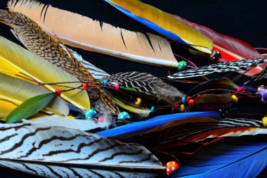 Dekorasyon tüyler ve değerli taşlar. Boho stili 