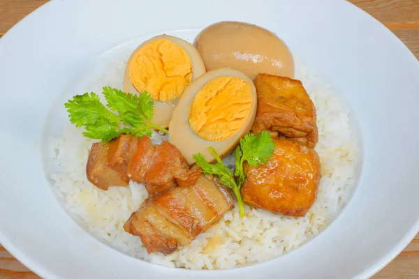 밥과 계란과 갈색 소스, 돼지고기 태국 음식 — 스톡 사진