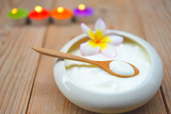 Zerdeçal tozu yoğurt ve cilt sağlığı için bal ile yüz maskesi.