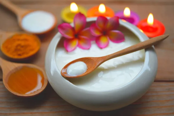 Maschera viso con curcuma in polvere yogurt e miele per la salute della pelle . — Foto Stock