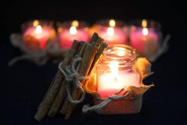 Aromaterapi mum gevşeme spa ve sağlıklı yaşam konsepti için tarçın sopayla