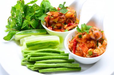 Limon otu ve nane ile karides salatası.