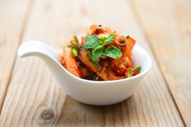 Limon otu ve nane ile karides salatası.