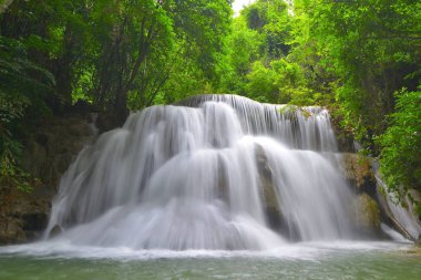 Khuean Srinagarindra Ulusal Park Kanchanaburi il Tayland Huay Mae Kamin şelale