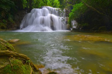Khuean Srinagarindra Ulusal Park Kanchanaburi il Tayland Huay Mae Kamin şelale