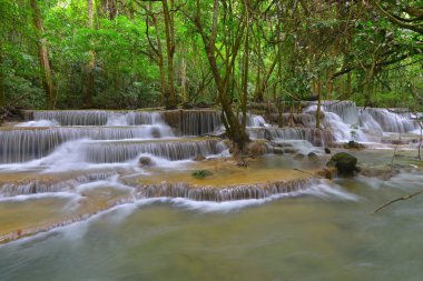 Khuean Srinagarindra Ulusal Park Kanchanaburi il Tayland Huay Mae Kamin şelale