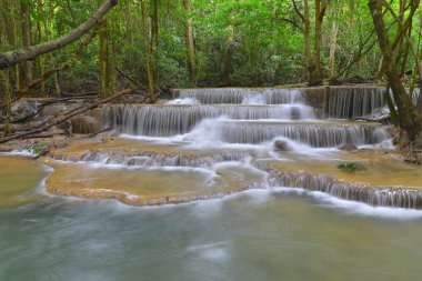  Khuean Srinagarindra Ulusal Park Kanchanaburi il Tayland Huay Mae Kamin şelale