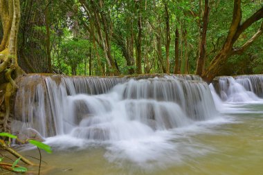 Khuean Srinagarindra Ulusal Park Kanchanaburi il Tayland Huay Mae Kamin şelale