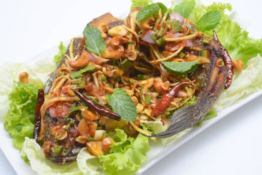 Derin kızarmış yılanbaşı balık bitki ve baharatlı sos ile hizmet