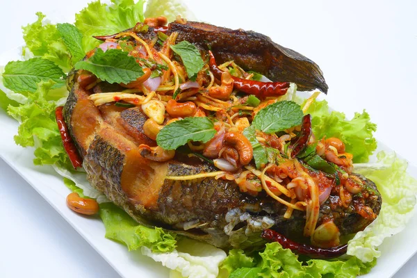 Ikan kepala ular goreng disajikan dengan ramuan dan saus pedas — Stok Foto