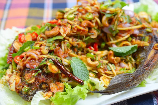 Derin kızarmış yılanbaşı balık bitki ve baharatlı sos ile hizmet