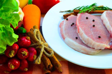 Çiğ et domuz fileto kesme tahtası pişirmeye hazır üzerinde 