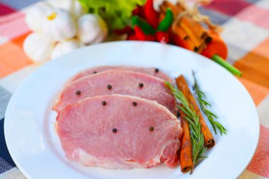 Çiğ et domuz fileto kesme tahtası pişirmeye hazır üzerinde 