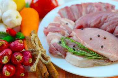 Çiğ et domuz fileto kesme tahtası pişirmeye hazır üzerinde 