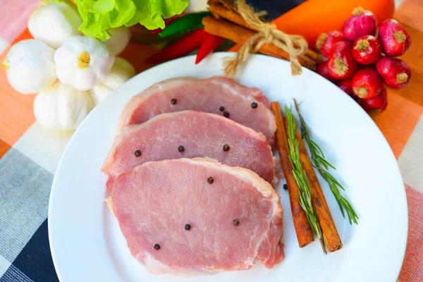 Мясо из свинины на разделочной доске готово к приготовлению — стоковое фото