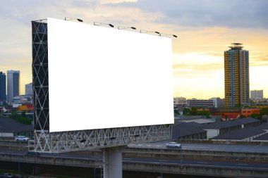 Billboard veya reklam afiş reklam kavramı arka plan için karayolu üzerinde.