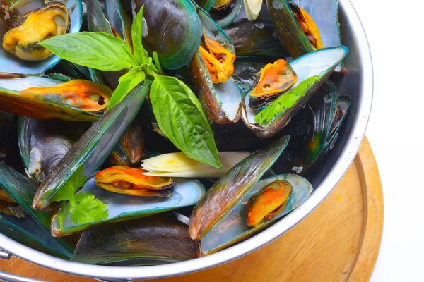 Thai Food mejillones al vapor con albahaca y limoncillo. Comer con salsa picante . —  Fotos de Stock