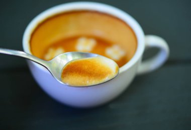 sıcak kahve ile köpük süt sanat aşk. Beyaz fincan kahve. Kahve fincanı