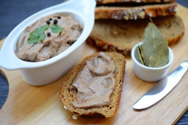 Taze ev yapımı tavuk karaciğer pate ekmek üzerinde