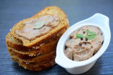 Taze ev yapımı tavuk karaciğer pate ekmek üzerinde