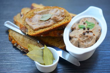 Taze ev yapımı tavuk karaciğer pate ekmek üzerinde