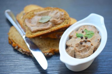 Taze ev yapımı tavuk karaciğer pate ekmek üzerinde