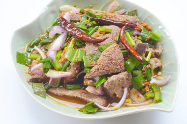 domuz karaciğer salata baharatlı salata veya Tay giyinmiş salata