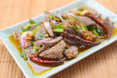 domuz karaciğer salata baharatlı salata veya Tay giyinmiş salata