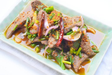 domuz karaciğer salata baharatlı salata veya Tay giyinmiş salata