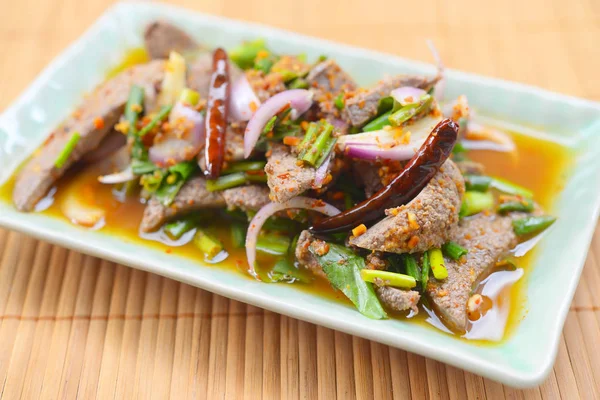 domuz karaciğer salata baharatlı salata veya Tay giyinmiş salata