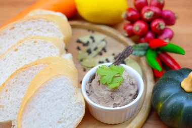 Taze ev yapımı tavuk karaciğer pate ekmek üzerinde