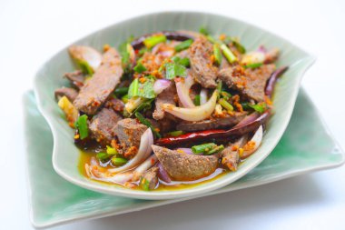 domuz karaciğer salata baharatlı salata veya Tay giyinmiş salata
