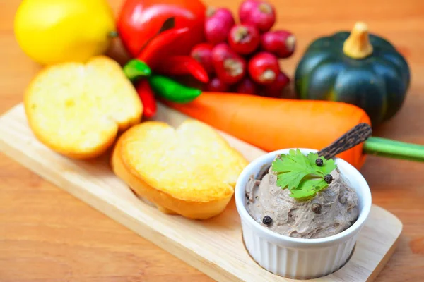 Taze ev yapımı tavuk karaciğer pate ekmek üzerinde