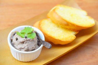 Taze ev yapımı tavuk karaciğer pate ekmek üzerinde