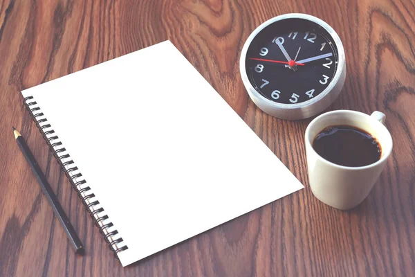 木製テーブルの上の鉛筆とコーヒー カップとノートに概念の洞察力メッセージ. — ストック写真