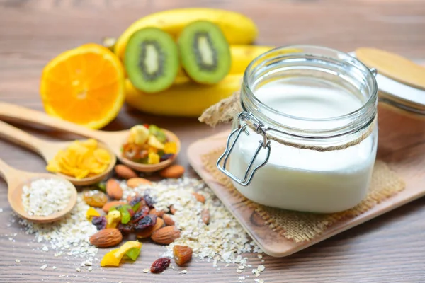 Sağlıklı beslenme ve kahvaltı için ev yapımı yoğurt