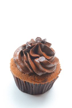 Beyaz tabakta cupcakes