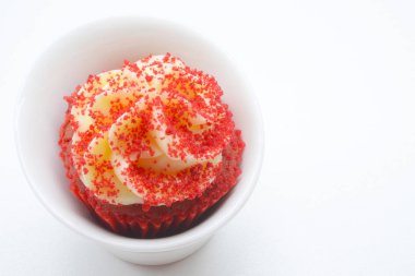 Beyaz tabakta cupcakes