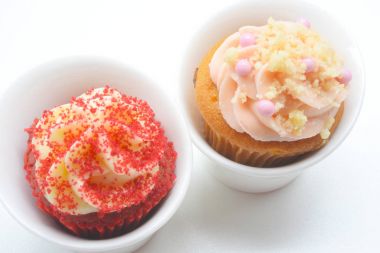 Beyaz tabakta cupcakes