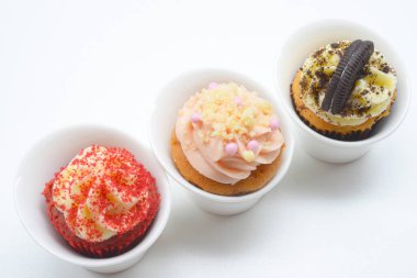 Beyaz tabakta cupcakes