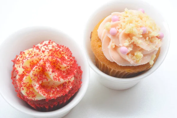 Beyaz tabakta cupcakes