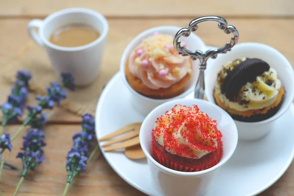 ahşap masa üzerinde cupcakes 