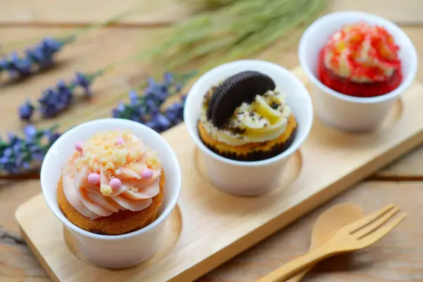 ahşap masa üzerinde cupcakes 