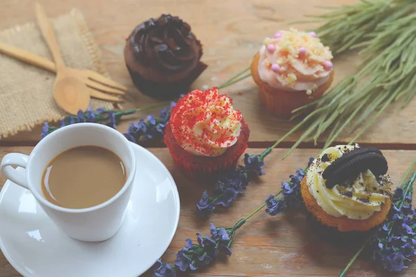 ahşap masa üzerinde cupcakes 