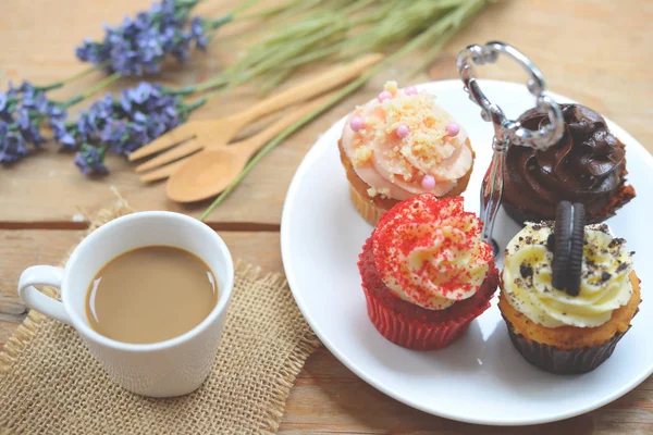 ahşap masa üzerinde cupcakes 