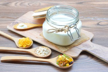 Ev yapımı yoğurt, taze yoğurt beyaz bir arka plan üzerinde