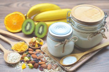 Ev yapımı yoğurt, taze yoğurt beyaz bir arka plan üzerinde